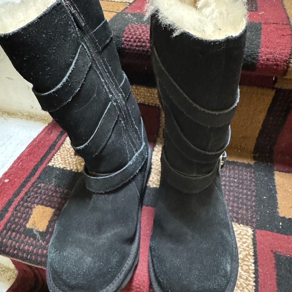Used gently black Winter ugg Boots with Cozy Suede and Slouchy Design